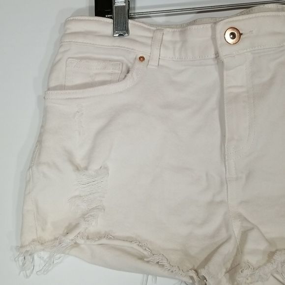 H&M White Jean Shorts Size 8 Womens White Distressed 5 Pocket Raw Hemm - Picture 3 of 8